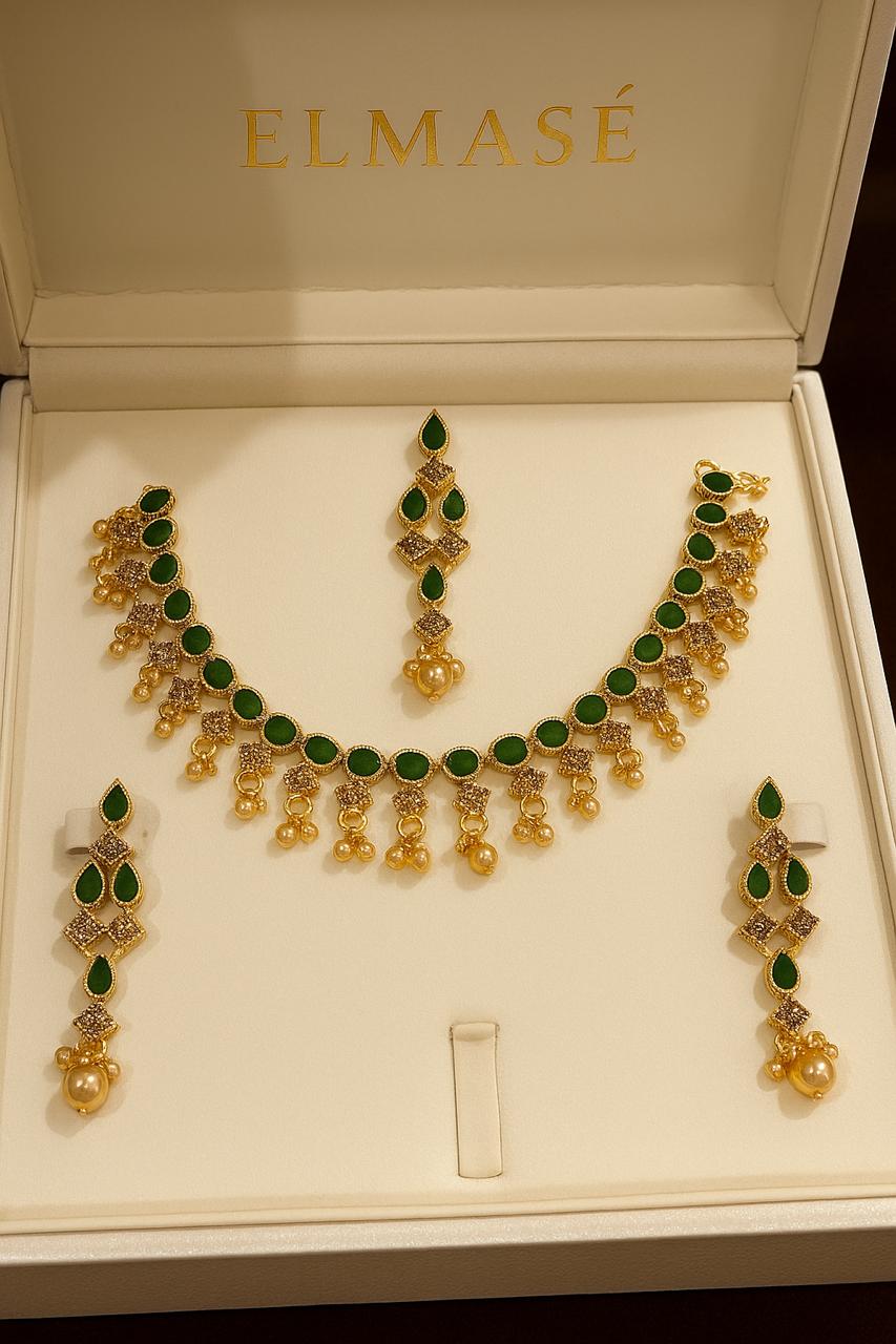 Cutwork traditional style necklace