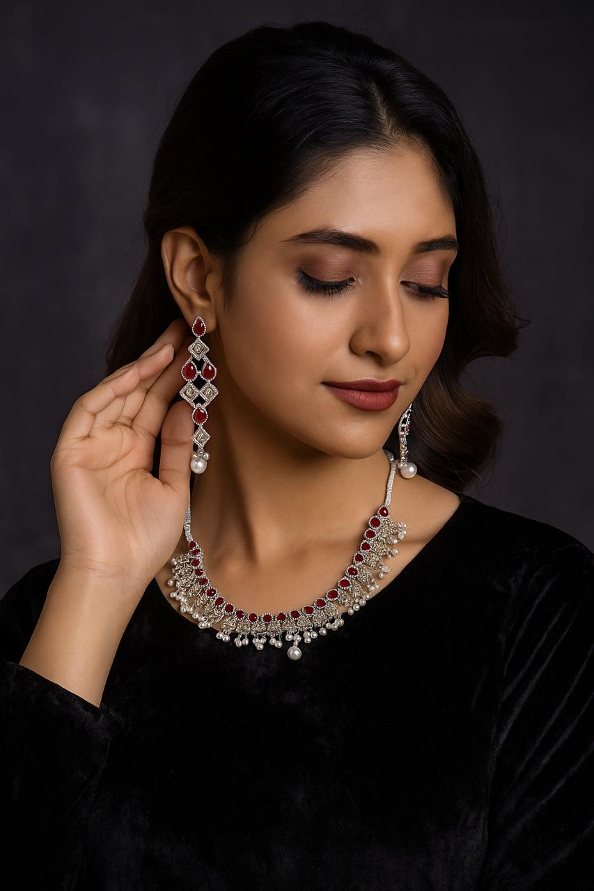 Cutwork traditional style necklace