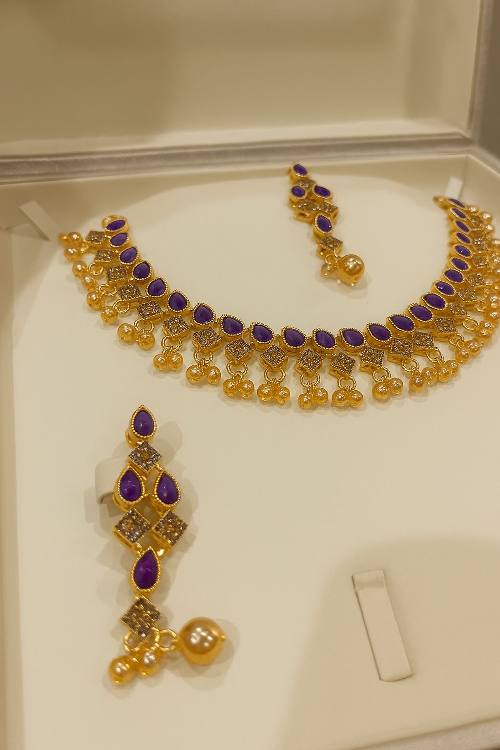 Cutwork traditional style necklace